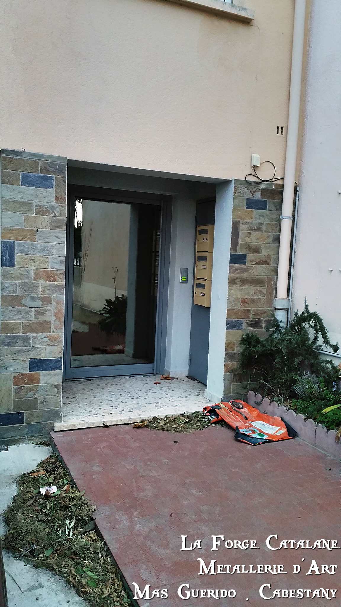 porte entree etanche vitrage fume blinde forge catalane.jpg